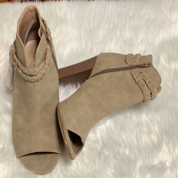 Shoes - Picture 2 of 3